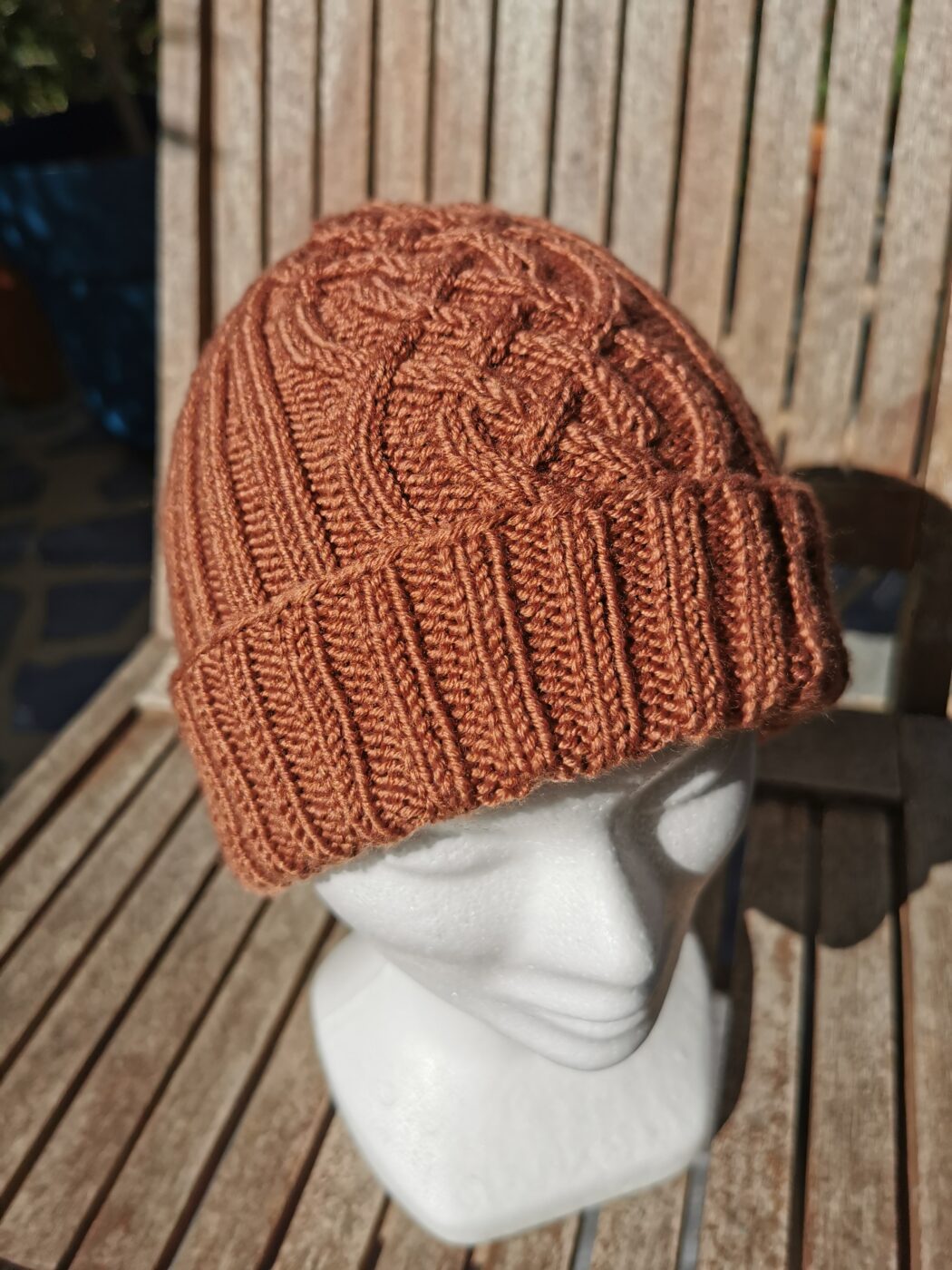 Bonnet marron sur tête de femme