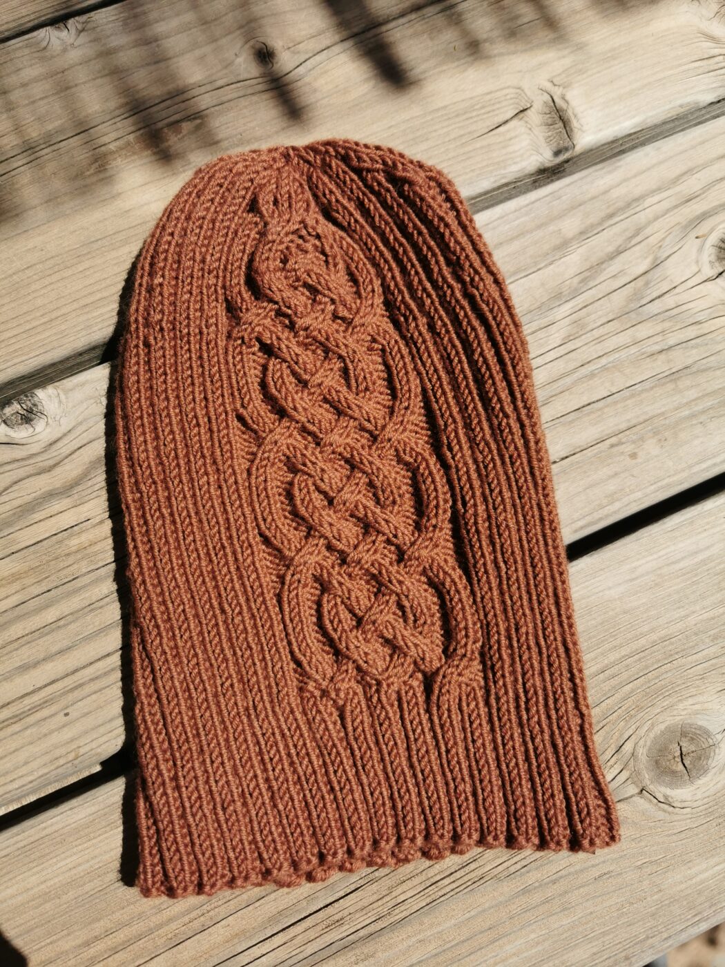 Bonnet à plat sur table au soleil