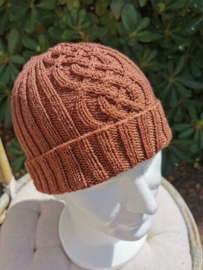 Bonnet sur tête d'homme au soleil