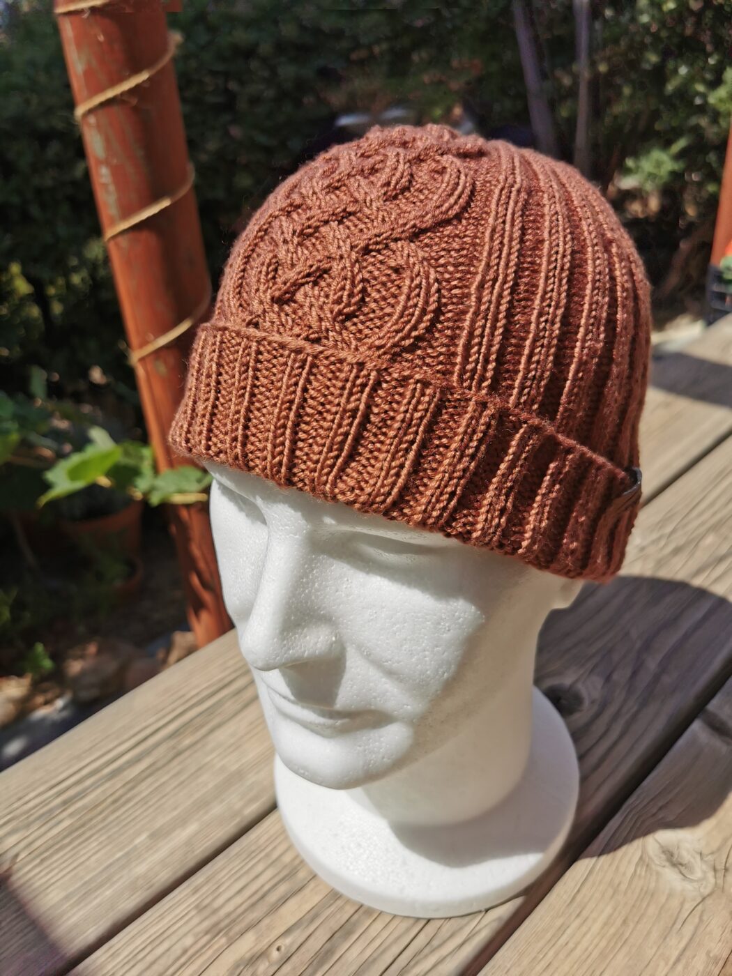 Bonnet marron sur mannequin homme