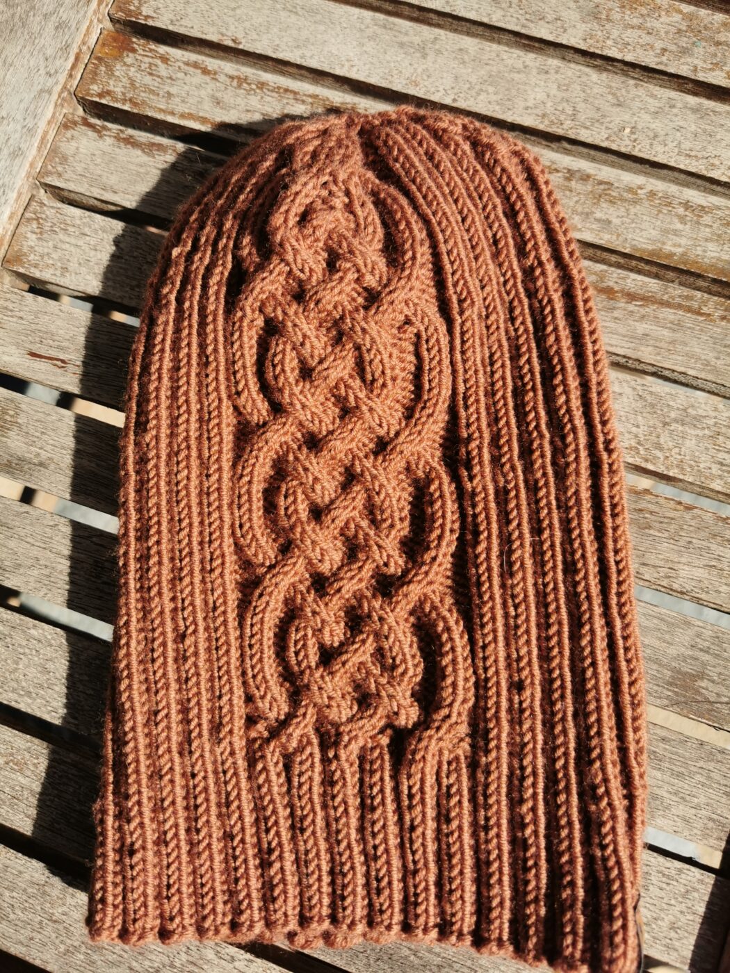 Bonnet celtique posé à plat