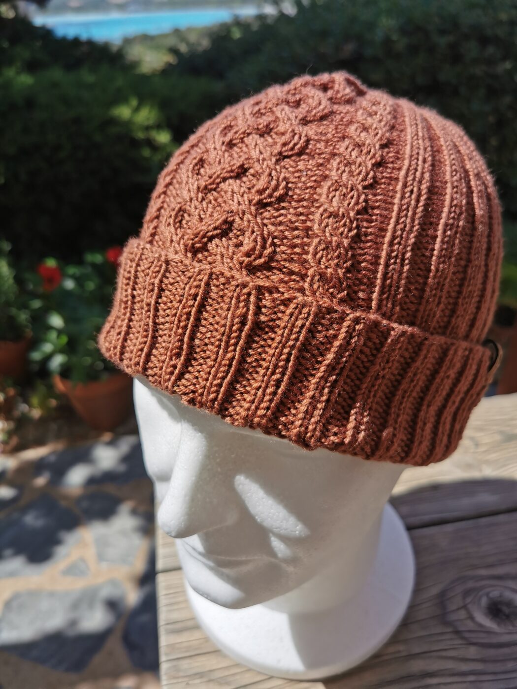 Bonnet marin marron sur tête d'homme