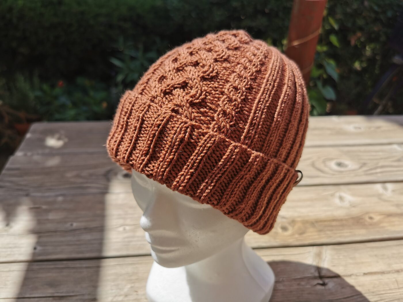 Bonnet marron sur tête de femme