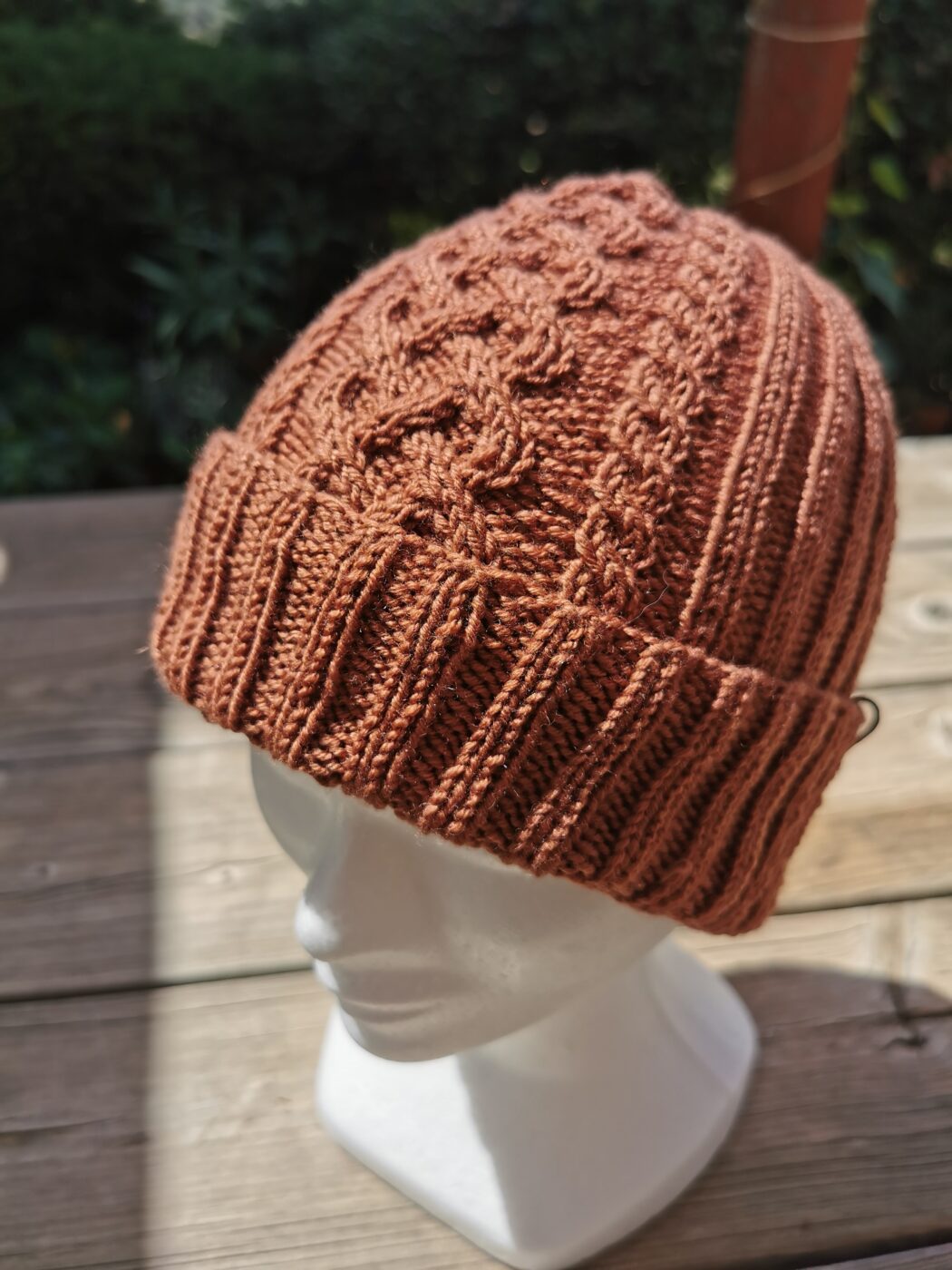 Bonnet marin marron sur tête de femme