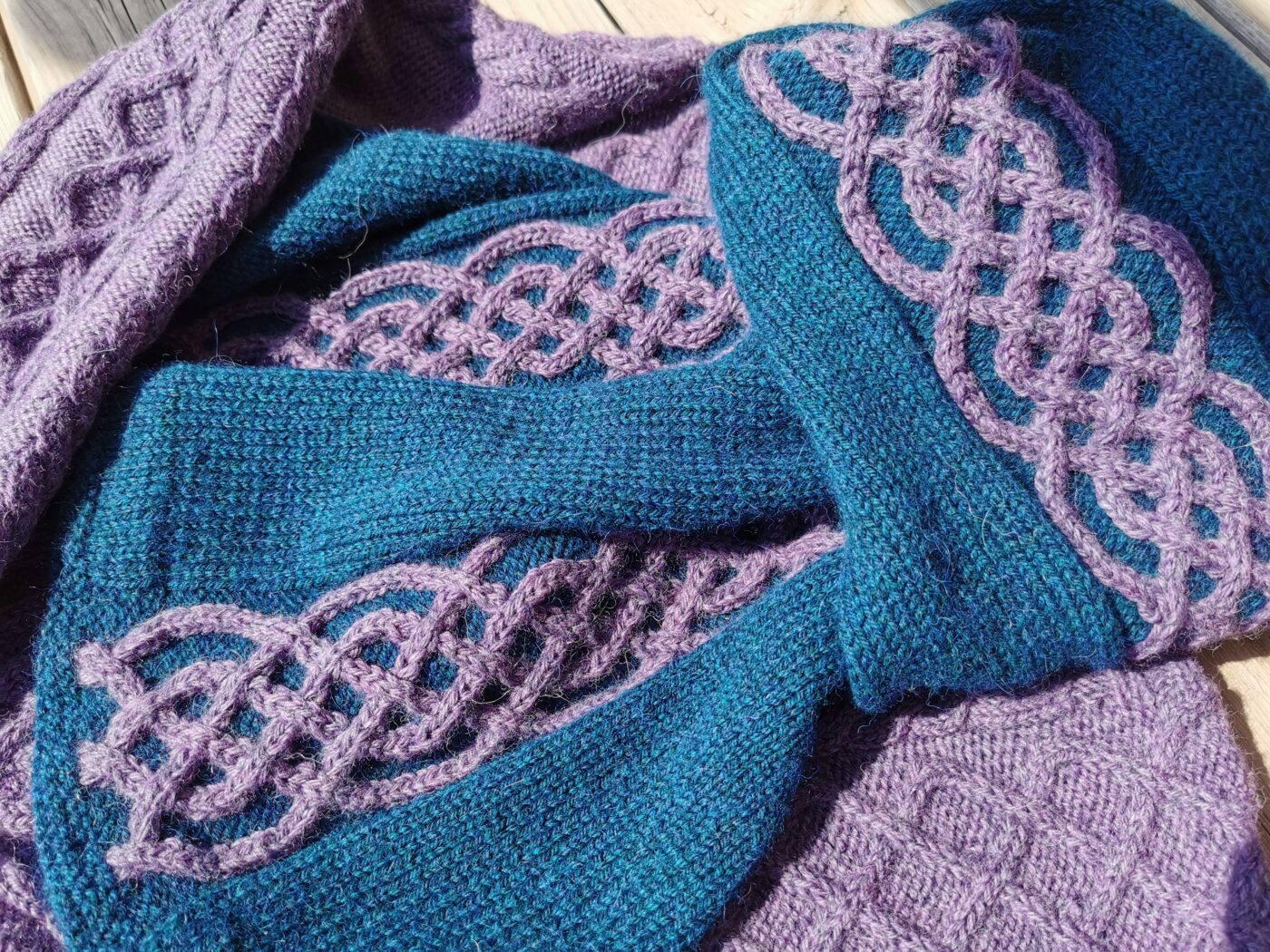 Echarpe bicolore sur pull violet